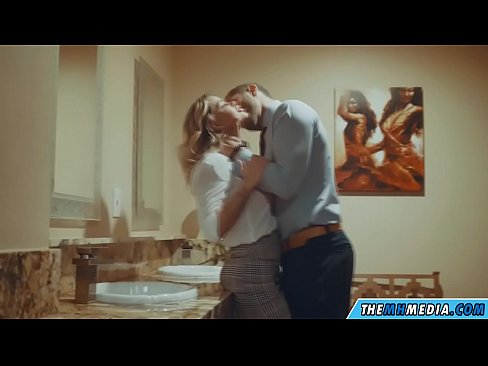 ❤️ Ha blonde e mahlahahlaha e u eka ka kamoreng ea ho phomola ea sechaba Porno  ❌️